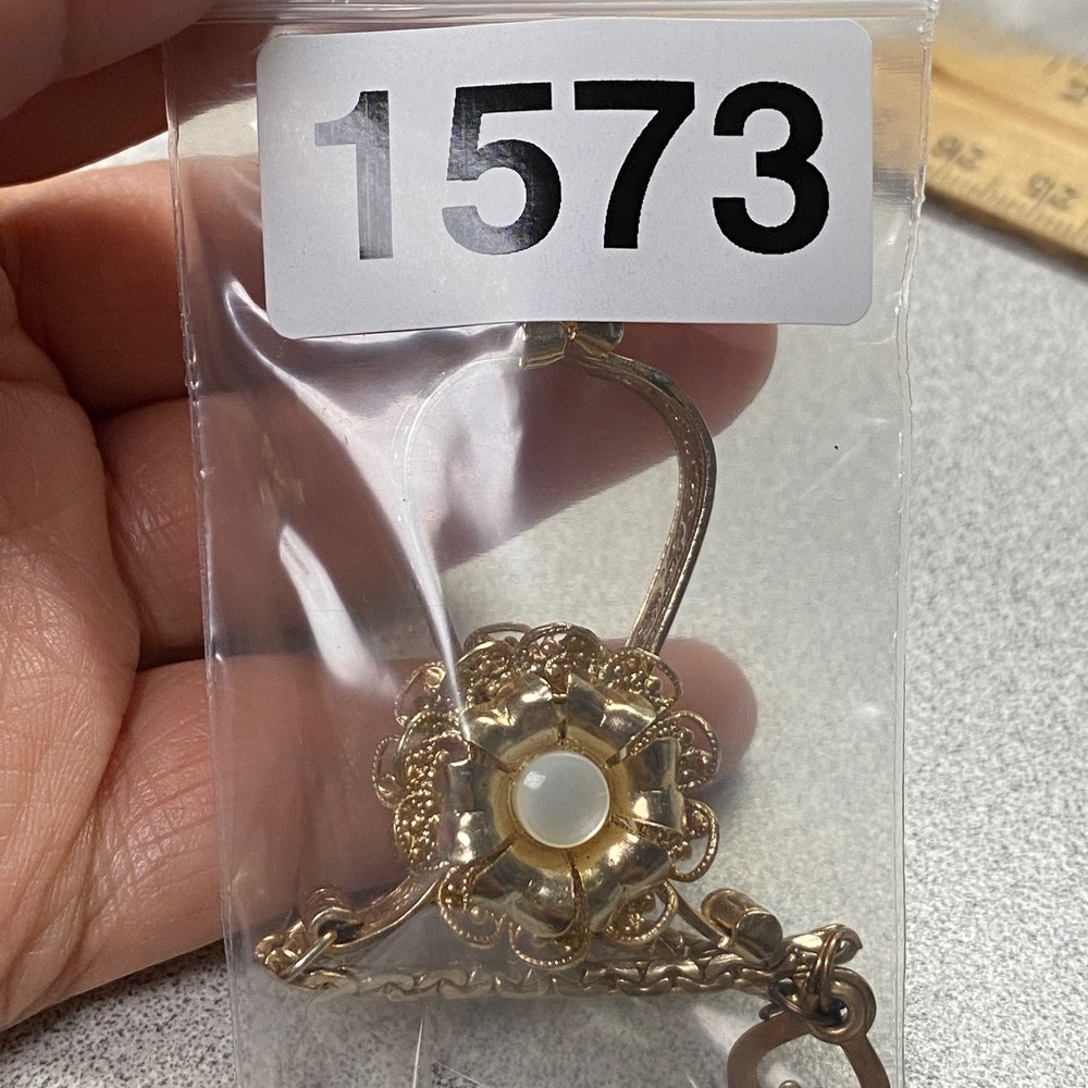 Vintage Gold Tone Floral Glove Clip‎ Holder with Chain and Faux Pearl Accent - Picture 8 of 8